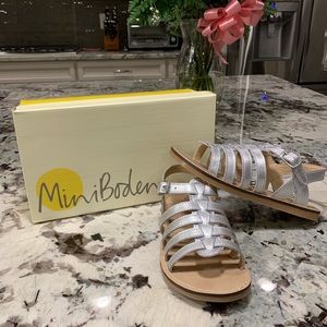 NIB Mini Boden Girls Leather Gladiator Sandals- Silver. EU Size 32, US Size 1.